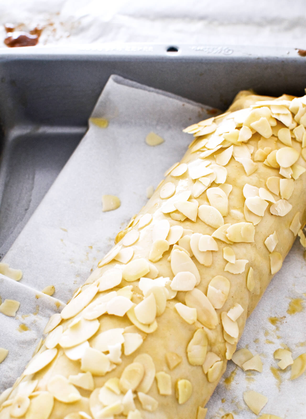 Easy chocolate pear strudel with cinnamon and almond flavor makes the perfect holiday dessert! Great warm or cold, made easily with phyllo pastry. Quick dessert!