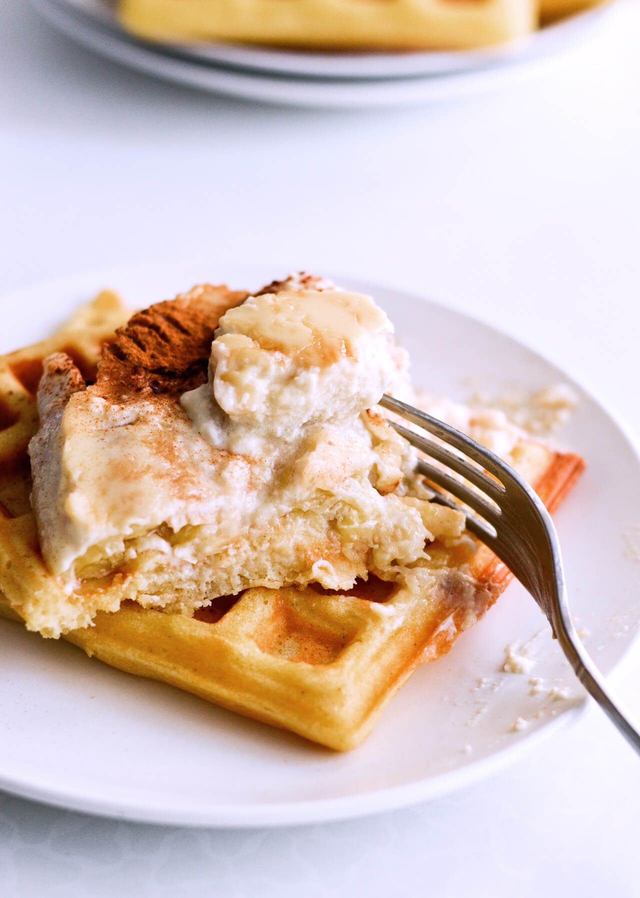 Recipe for crispy waffles, bananas baked in ricotta! A wonderful, indulgent breakfast, great for the whole family! And easy to make too!