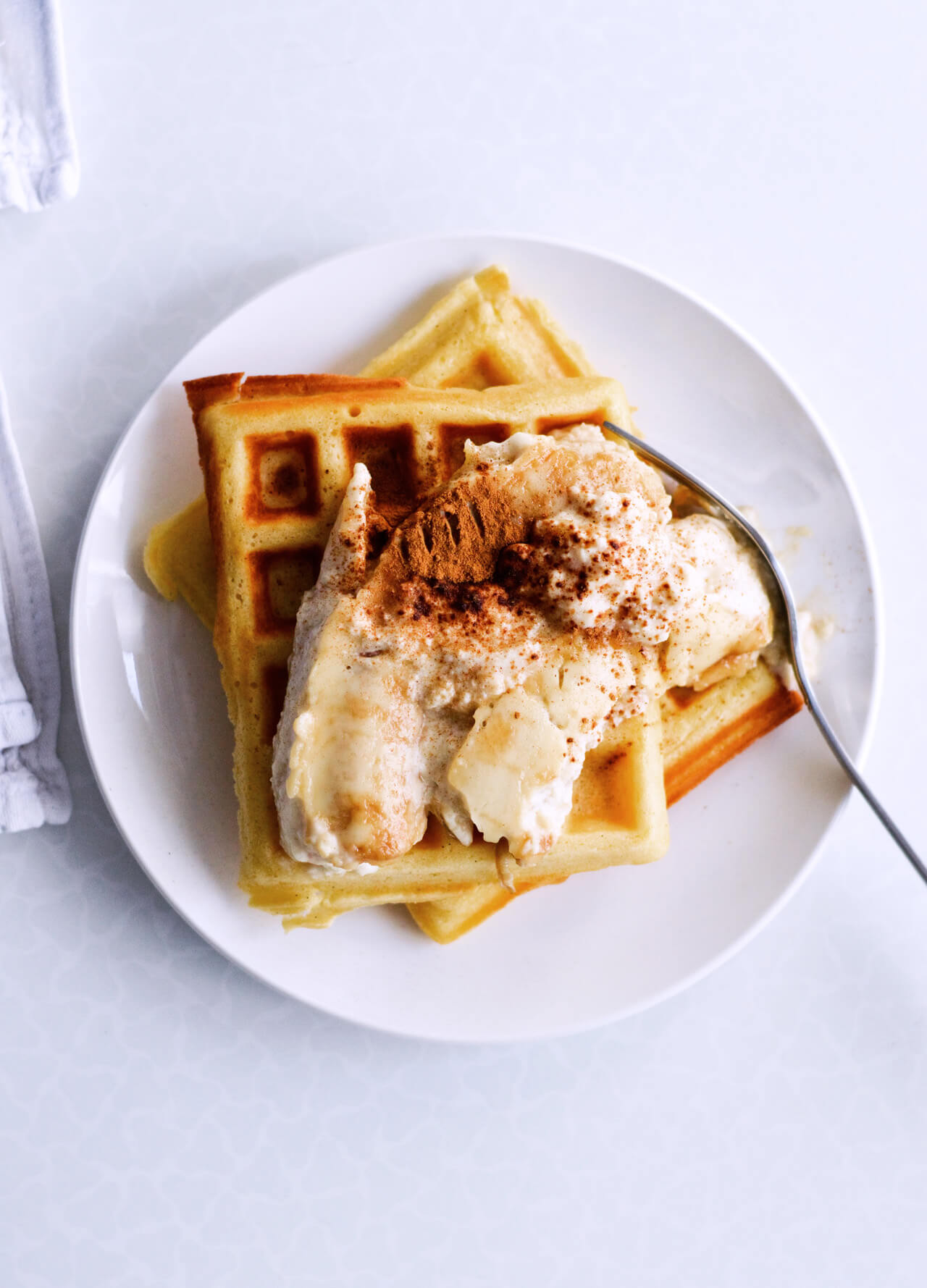Recipe for crispy waffles, bananas baked in ricotta! A wonderful, indulgent breakfast, great for the whole family! And easy to make too!