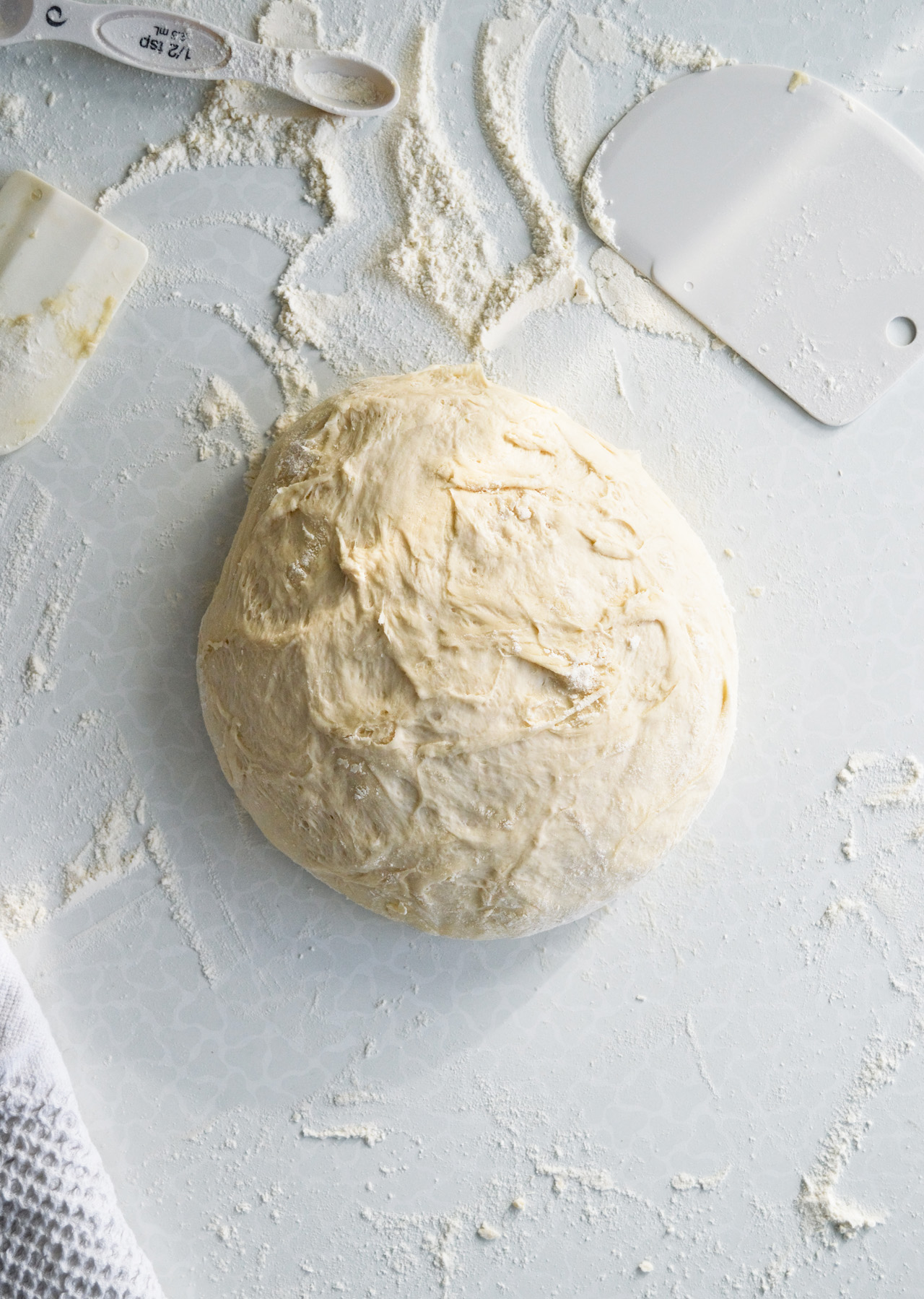 Recipe for the best easy pizza dough made with sunflower oil which gives it incredible flavor! Make and eat that pizza in 1 hour!
