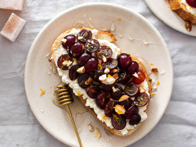 Sweet cottage cheese toast with grapes, a crunchy and juicy loaded toast that makes the perfect breakfast.