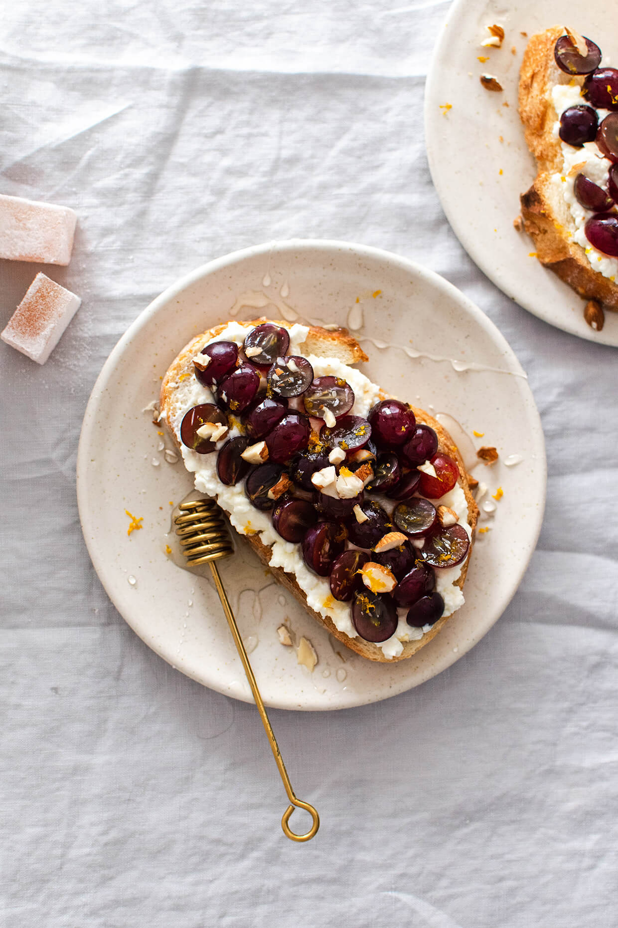 Sweet cottage cheese toast with grapes, a crunchy and juicy loaded toast that makes the perfect breakfast.