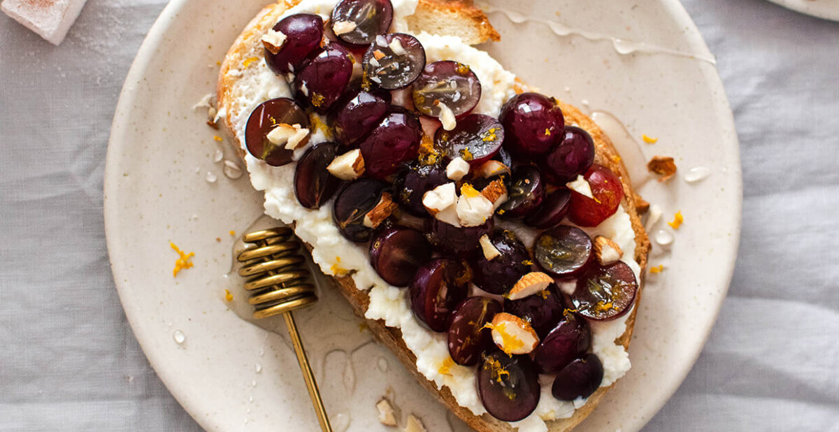 Sweet cottage cheese toast with grapes, a crunchy and juicy loaded toast that makes the perfect breakfast.