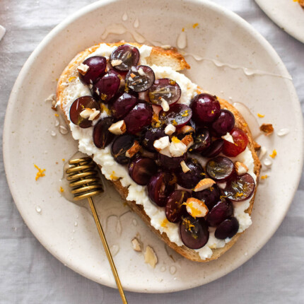 Sweet cottage cheese toast with grapes, a crunchy and juicy loaded toast that makes the perfect breakfast.