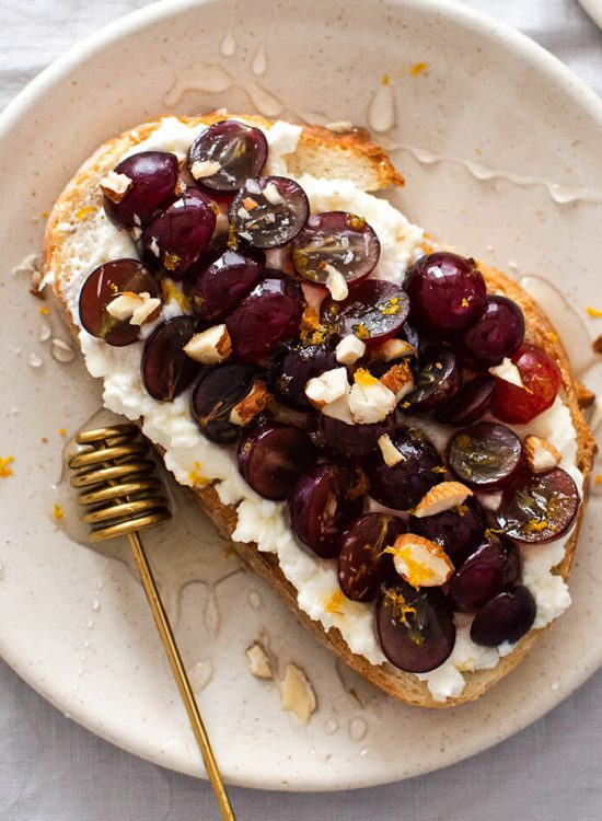 Sweet cottage cheese toast with grapes, a crunchy and juicy loaded toast that makes the perfect breakfast.