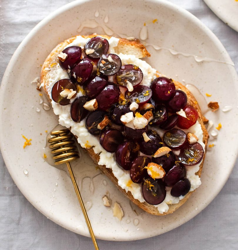 Sweet cottage cheese toast with grapes, a crunchy and juicy loaded toast that makes the perfect breakfast.