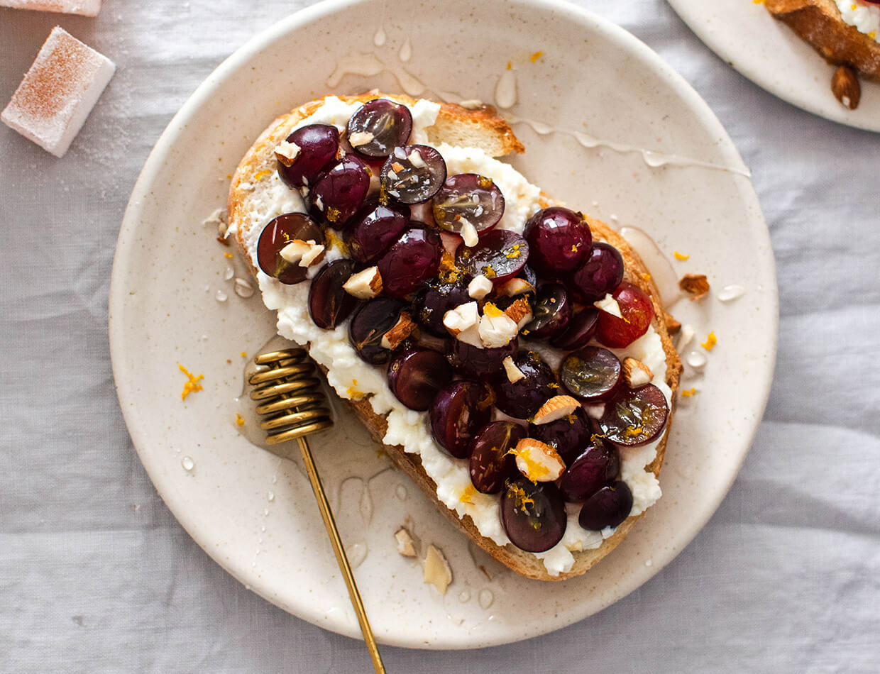 Sweet cottage cheese toast with grapes