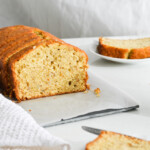 Recipe for orange banana bread with rum and yogurt. This is so aromatic and dense, it's a perfect morning or afternoon snack.