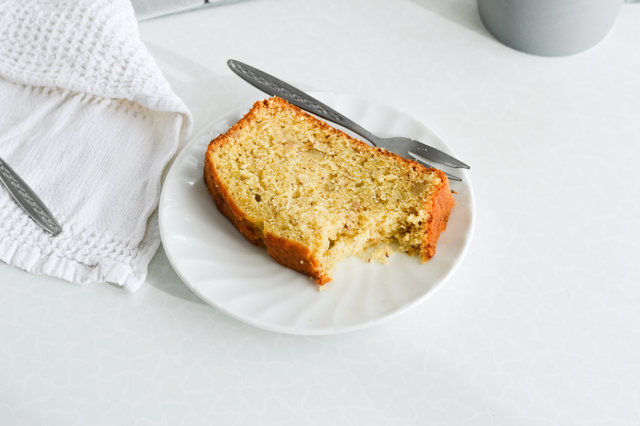 Recipe for orange banana bread with rum and yogurt. This is so aromatic and dense, it's a perfect morning or afternoon snack.