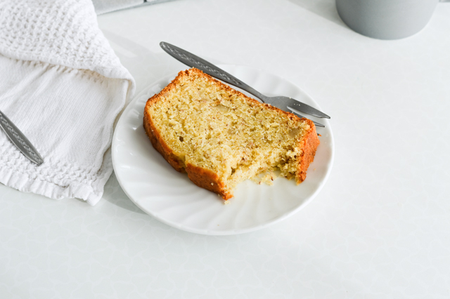 Recipe for orange banana bread with rum and yogurt. This is so aromatic and dense, it's a perfect morning or afternoon snack. 