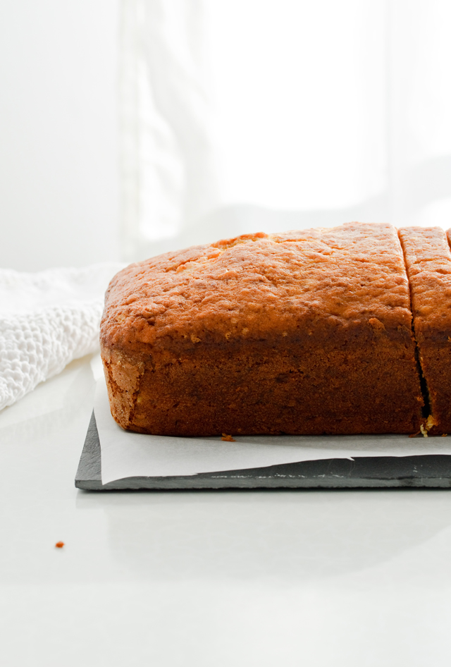 Recipe for orange banana bread with rum and yogurt. This is so aromatic and dense, it's a perfect morning or afternoon snack. 