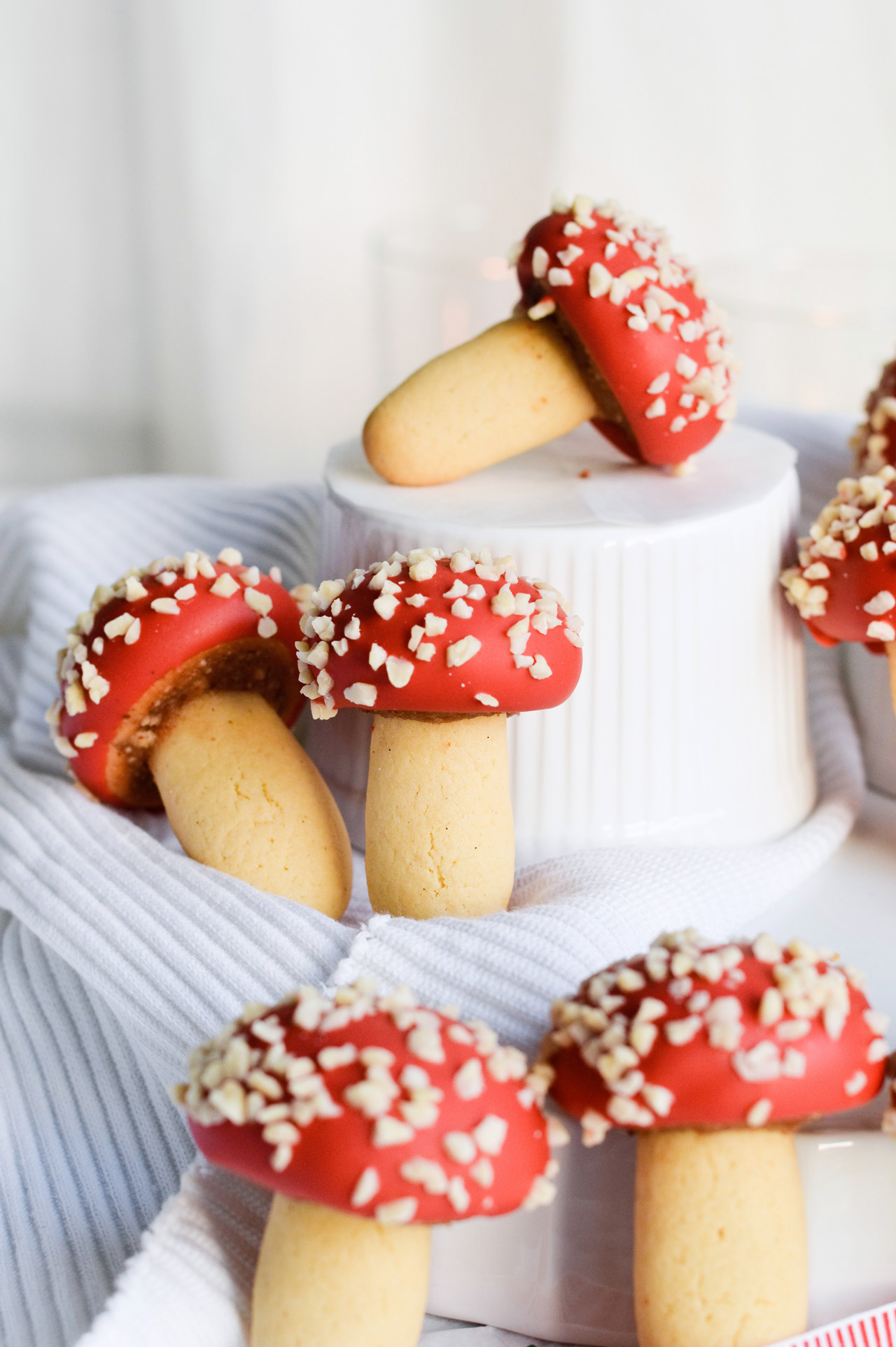 Strawberry almond mushroom cookies - beautiful cookies for autumn and winter, especially a Christmas cookie plate!