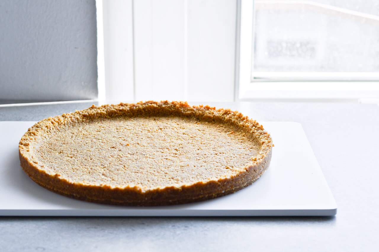 Whipped mascarpone peach tart - crumbly cookie crust filled with vanilla whipped mascarpone and topped with fresh peaches shaped like a rose! A truly impressive dessert. | sugarsalted.com