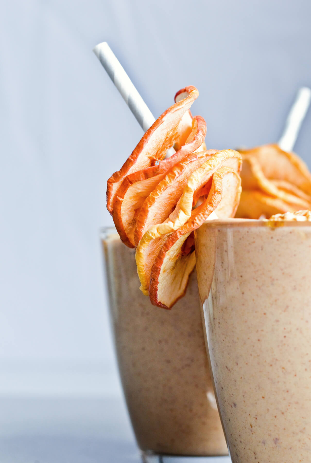 Creamy oatmeal apple smoothie with dates, hazelnuts and honey. Great breakfast or snack, for when you want apple pie but in a healthy package. | sugarsalted.com