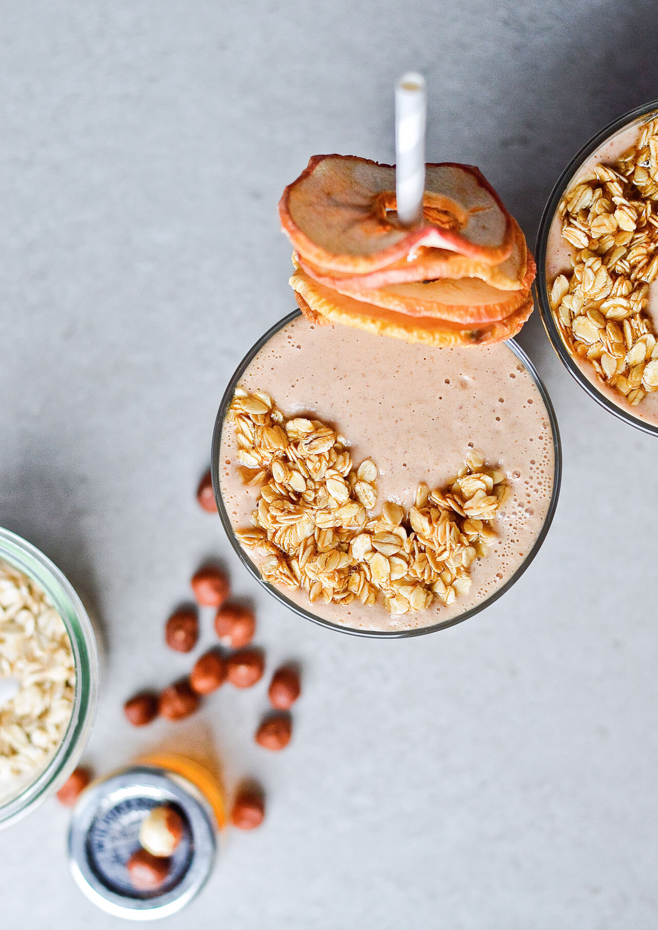 Creamy oatmeal apple smoothie with dates, hazelnuts and honey. Great breakfast or snack, for when you want apple pie but in a healthy package. | sugarsalted.com