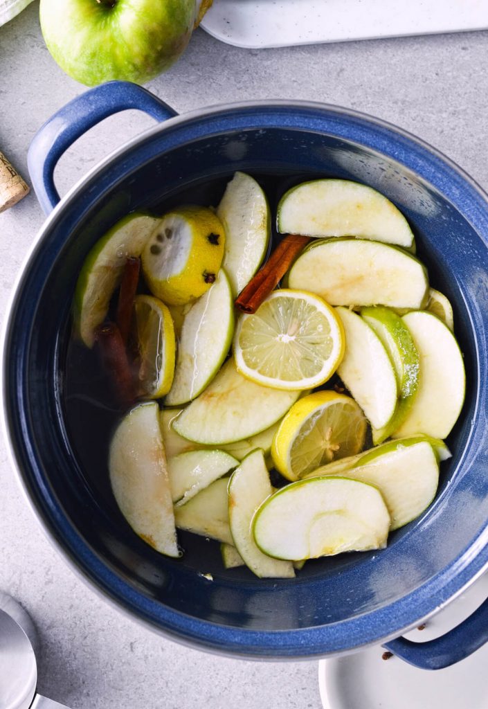 Apple mulled white wine