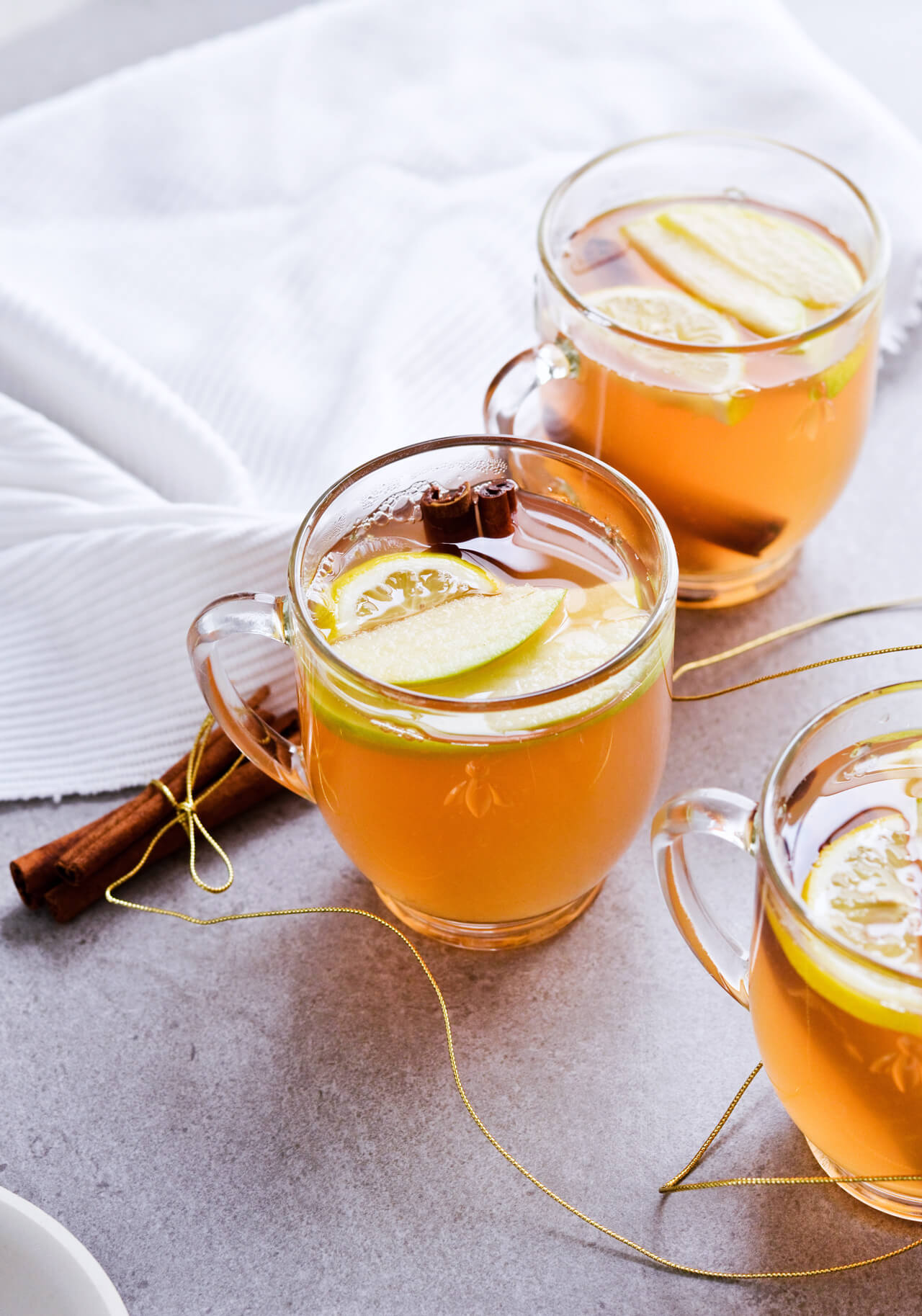 Apple mulled white wine offers a new twist on and old classic! The perfect winter drink, it's a warm mix of wine, apples and cinnamon. Great for gatherings, holiday parties or quiet weekends at home. Done in under 30 minutes! | @mitzyathome