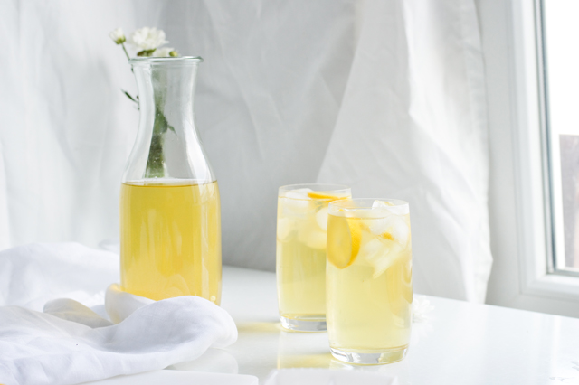 Forget the store-bought stuff! Make this Honey apricot chamomile iced tea that's light, sweet, fruity and so refreshing.