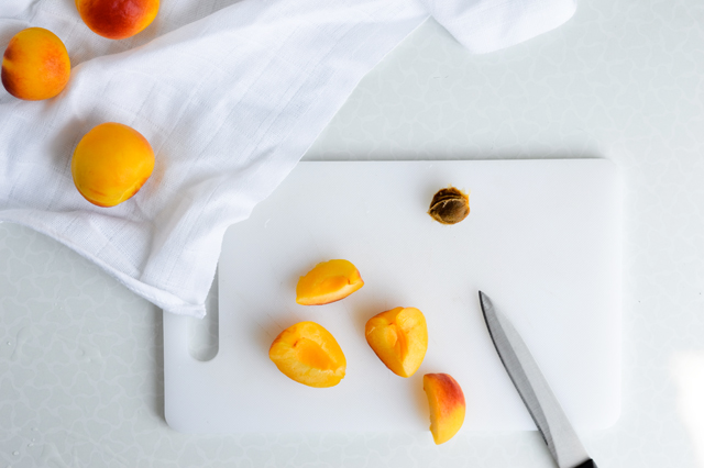 Forget the store-bought stuff! Make this Honey apricot chamomile iced tea that's light, sweet, fruity and so refreshing.
