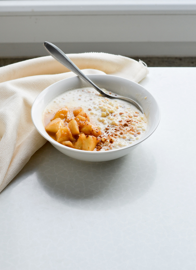 Italian pasta porridge with caramelized apples 