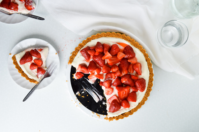 no-bake white chocolate strawberry tart made with creamy chocolate filling and fresh strawberries. An impressive summer tart!