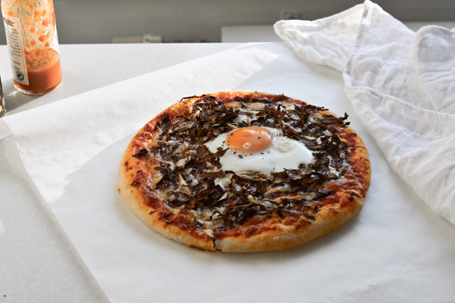 Recipe for simple radicchio pizza with egg on top - a tasty way to eat radicchio and to have more veggies with pizza!