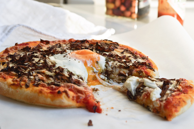 Recipe for simple radicchio pizza with egg on top - a tasty way to eat radicchio and to have more veggies with pizza!