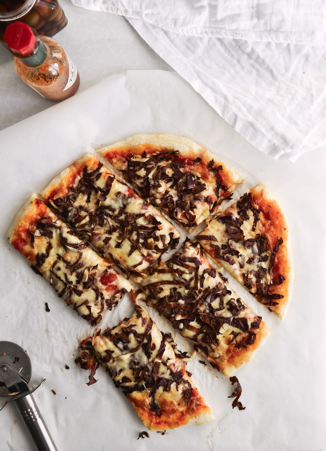 Recipe for simple radicchio pizza with egg on top - a tasty way to eat radicchio and to have more veggies with pizza!