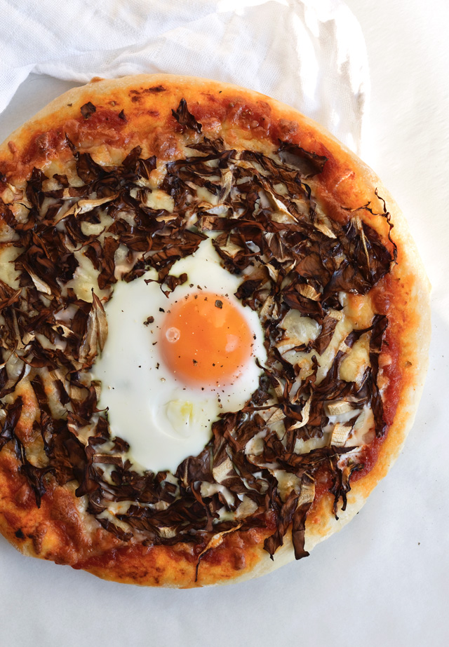 Recipe for simple radicchio pizza with egg on top - a tasty way to eat radicchio and to have more veggies with pizza!