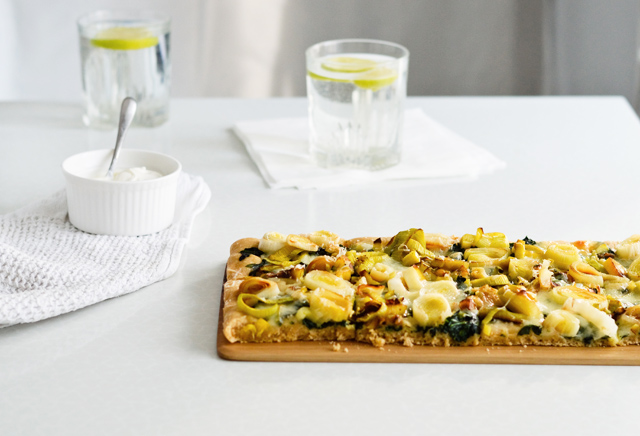 Spinach leek flatbread is a wonderful spring brunch recipe! If you want something easy that's like pizza but lighter this is FOR YOU!