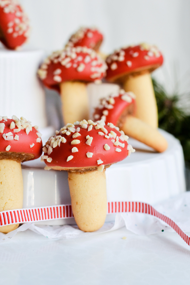 Strawberry almond mushroom cookies - beautiful cookies for autumn and winter, especially a Christmas cookie plate!