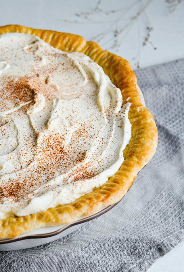 Vanilla pudding apple cream pie with whipped cream