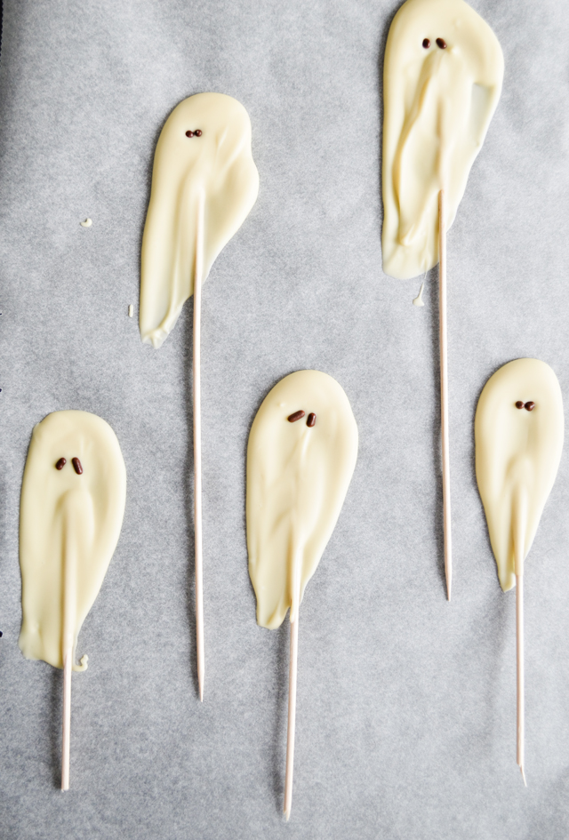 white chocolate ghosts and mummies - easy treats for Halloween, cute too!