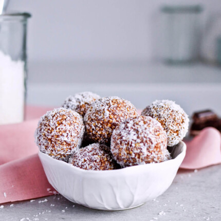 Recipe for Puffed quinoa date energy balls, packed with all the good stuff! Great healthy snack. | sugarsalted.com