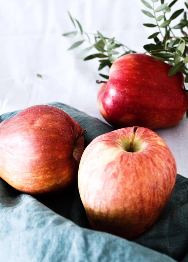 Make healthy dessert, that is still rich in taste, with this recipe for Caramelized apple yogurt dessert jars!