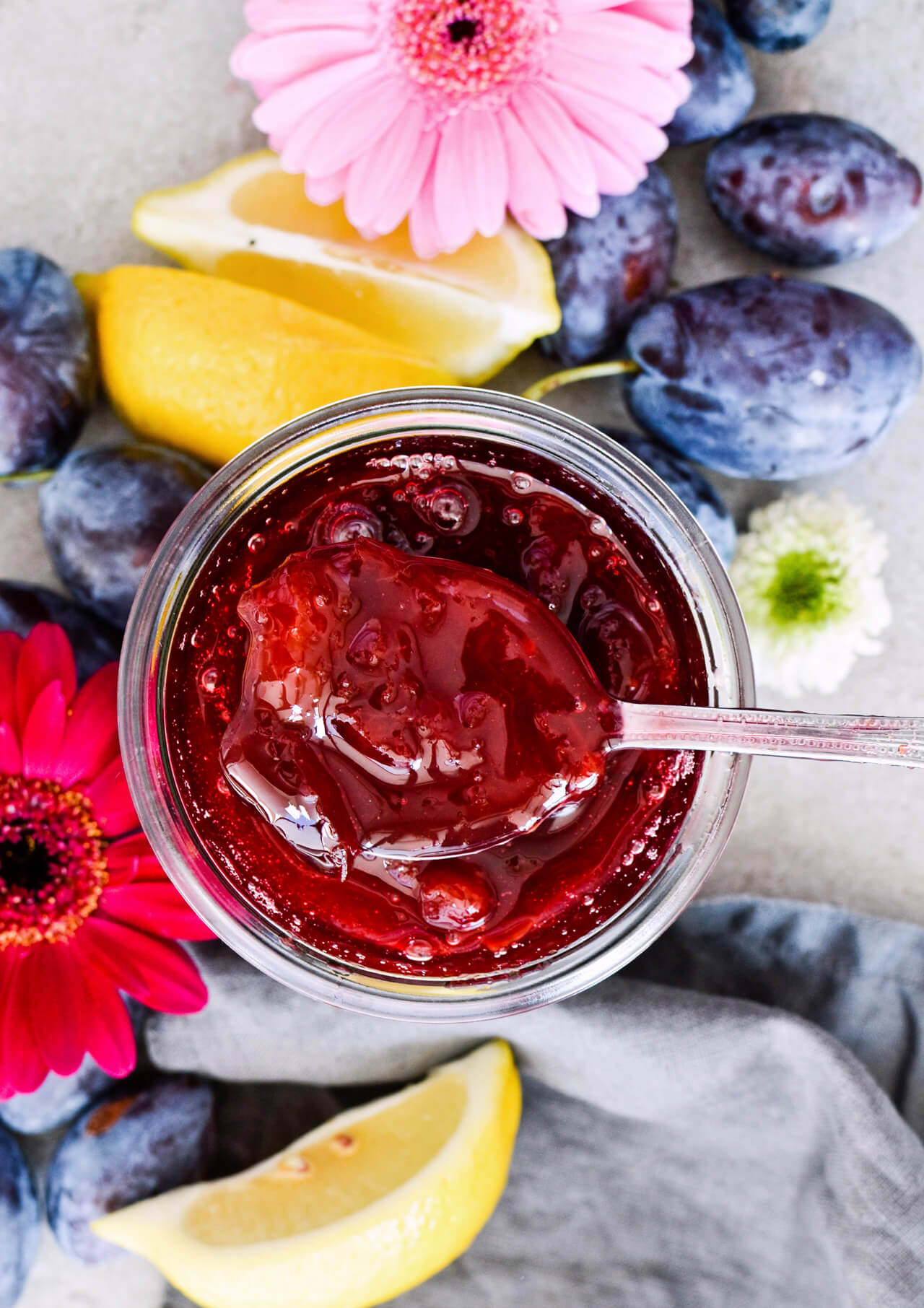 Recipe for small batch plum quick jam! The easiest way to make wonderful plum jam, that is great on bread, pancakes, yogurt, oatmeal and more.