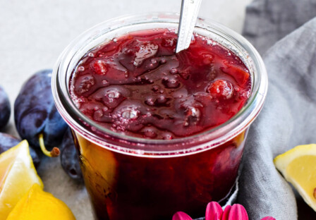 Recipe for small batch plum quick jam! The easiest way to make wonderful plum jam, that is great on bread, pancakes, yogurt, oatmeal and more.