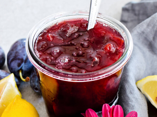 Recipe for small batch plum quick jam! The easiest way to make wonderful plum jam, that is great on bread, pancakes, yogurt, oatmeal and more.
