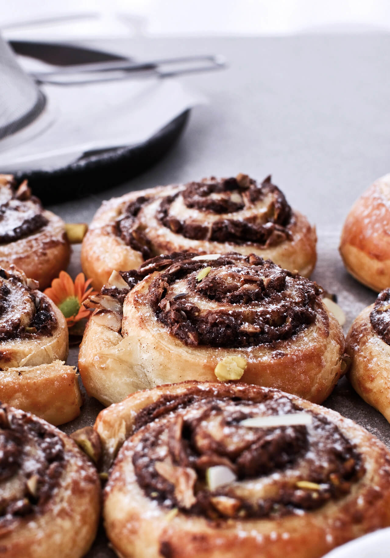 5 ingredients, made under 30 minutes, major flavor all in one recipe for these Pistachio Nutella cinnamon pinwheels.