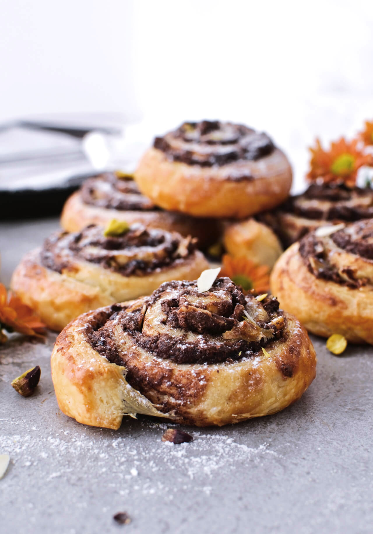 5 ingredients, made under 30 minutes, major flavor all in one recipe for these Pistachio Nutella cinnamon pinwheels. 