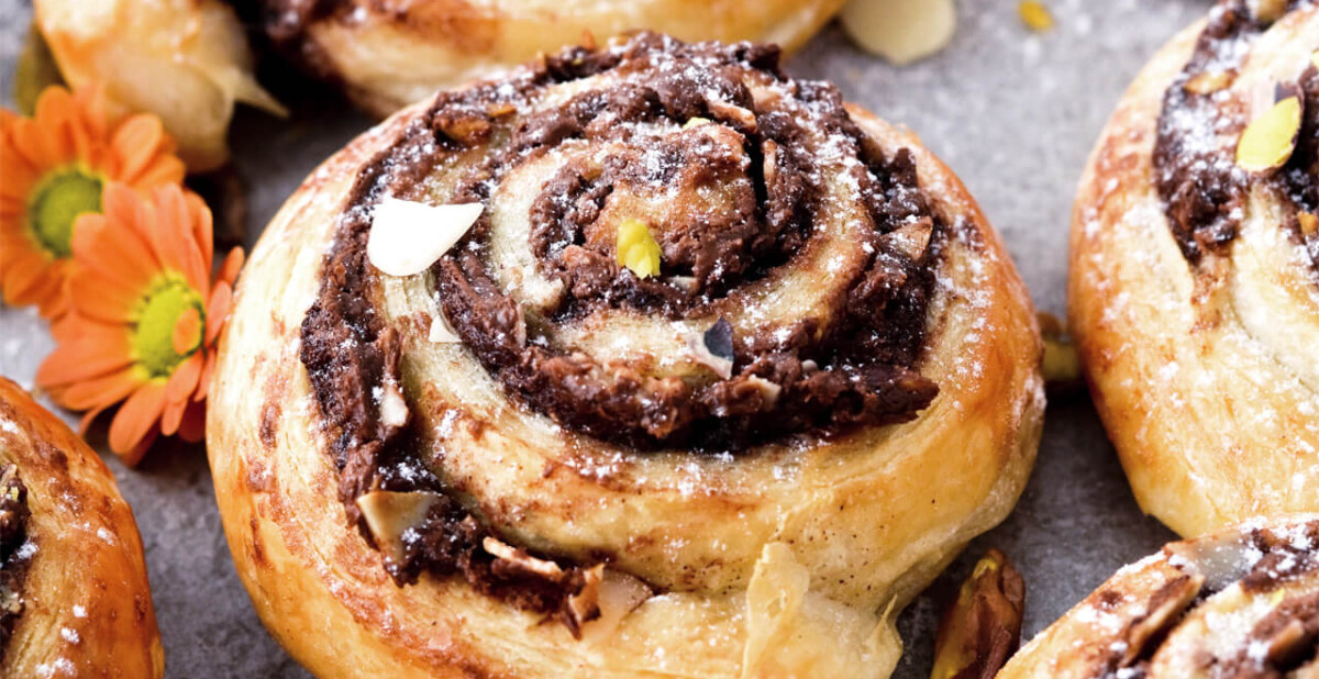 5 ingredients, made under 30 minutes, major flavor all in one recipe for these Pistachio Nutella cinnamon pinwheels.