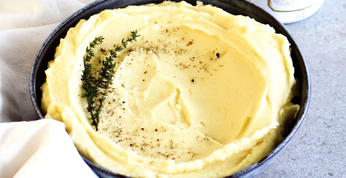 Easy recipe for super fluffy mashed potatoes that you will eat straight out of the bowl! sugarsalted.com