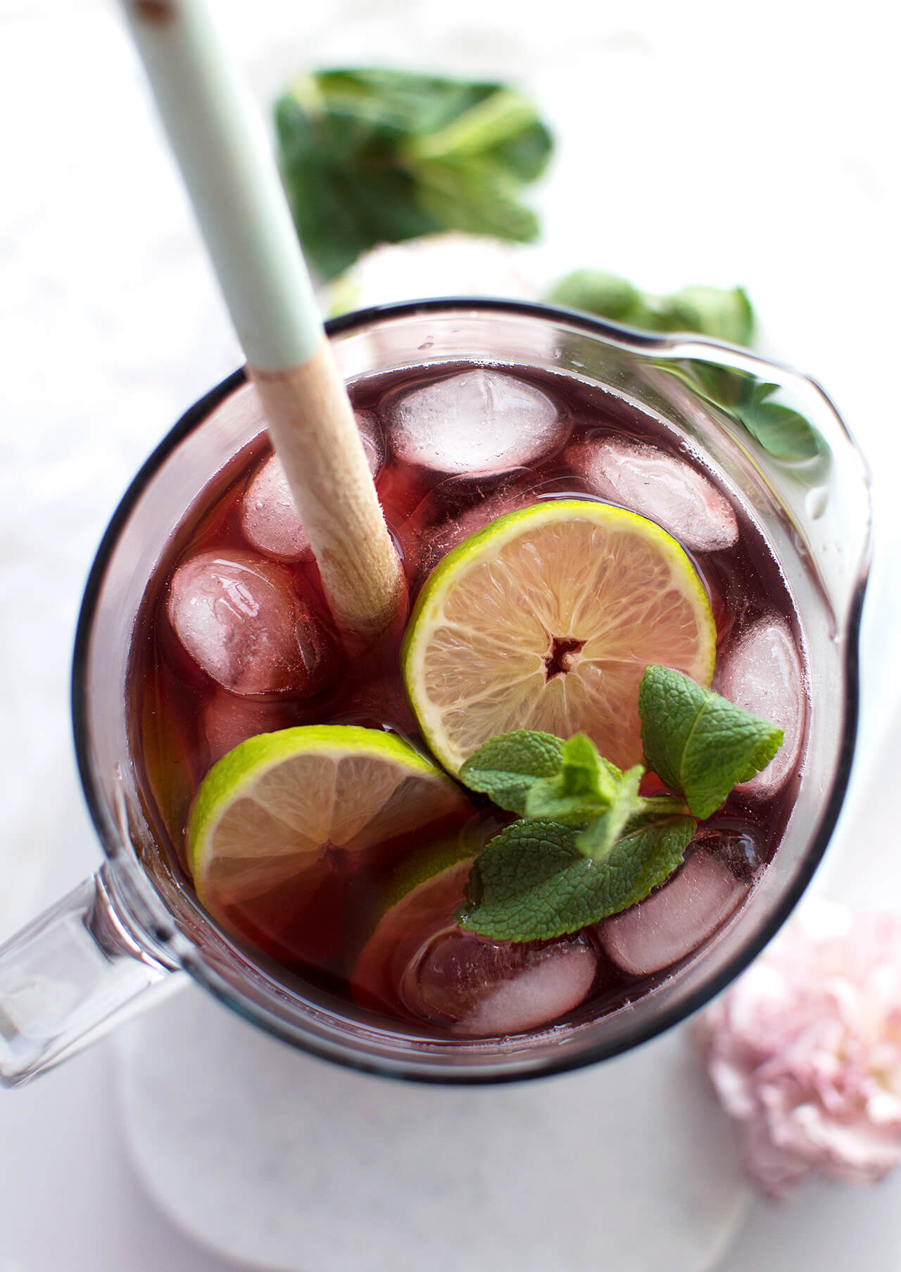 blueberry mint iced tea with limes