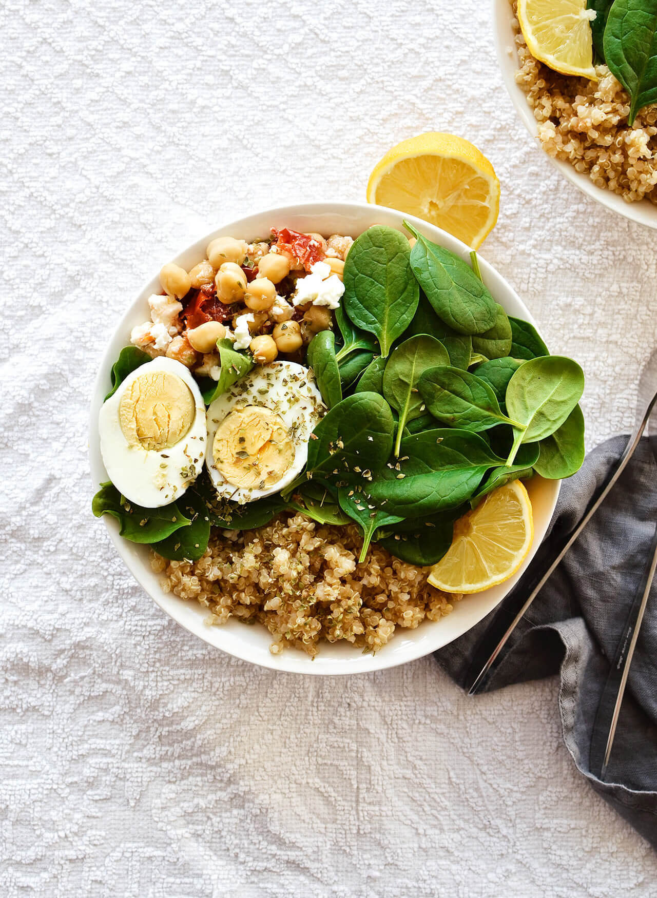 Make ahead Mediterranean quinoa bowls make a great work breakfast, lunch or even dinner. Easy to make, protein packed, vegetarian dish.