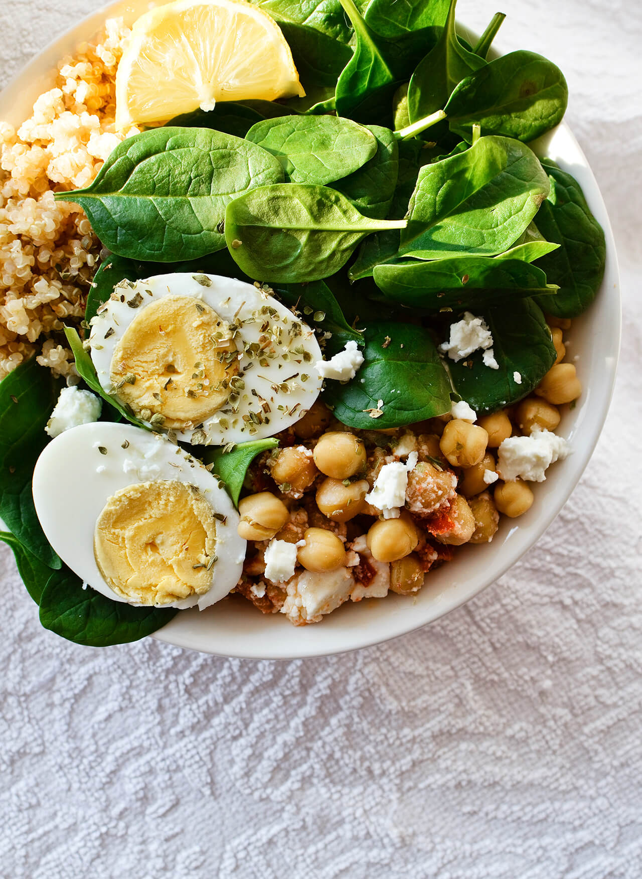 Make ahead Mediterranean quinoa bowls make a great work breakfast, lunch or even dinner. Easy to make, protein packed, vegetarian dish.