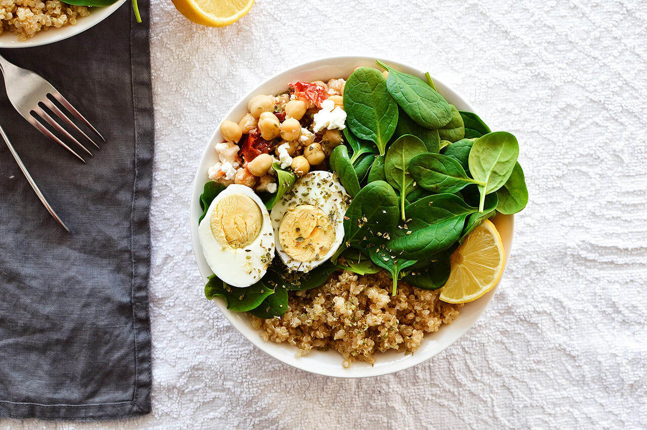 Make ahead Mediterranean quinoa bowls make a great work breakfast, lunch or even dinner. Easy to make, protein packed, vegetarian dish.
