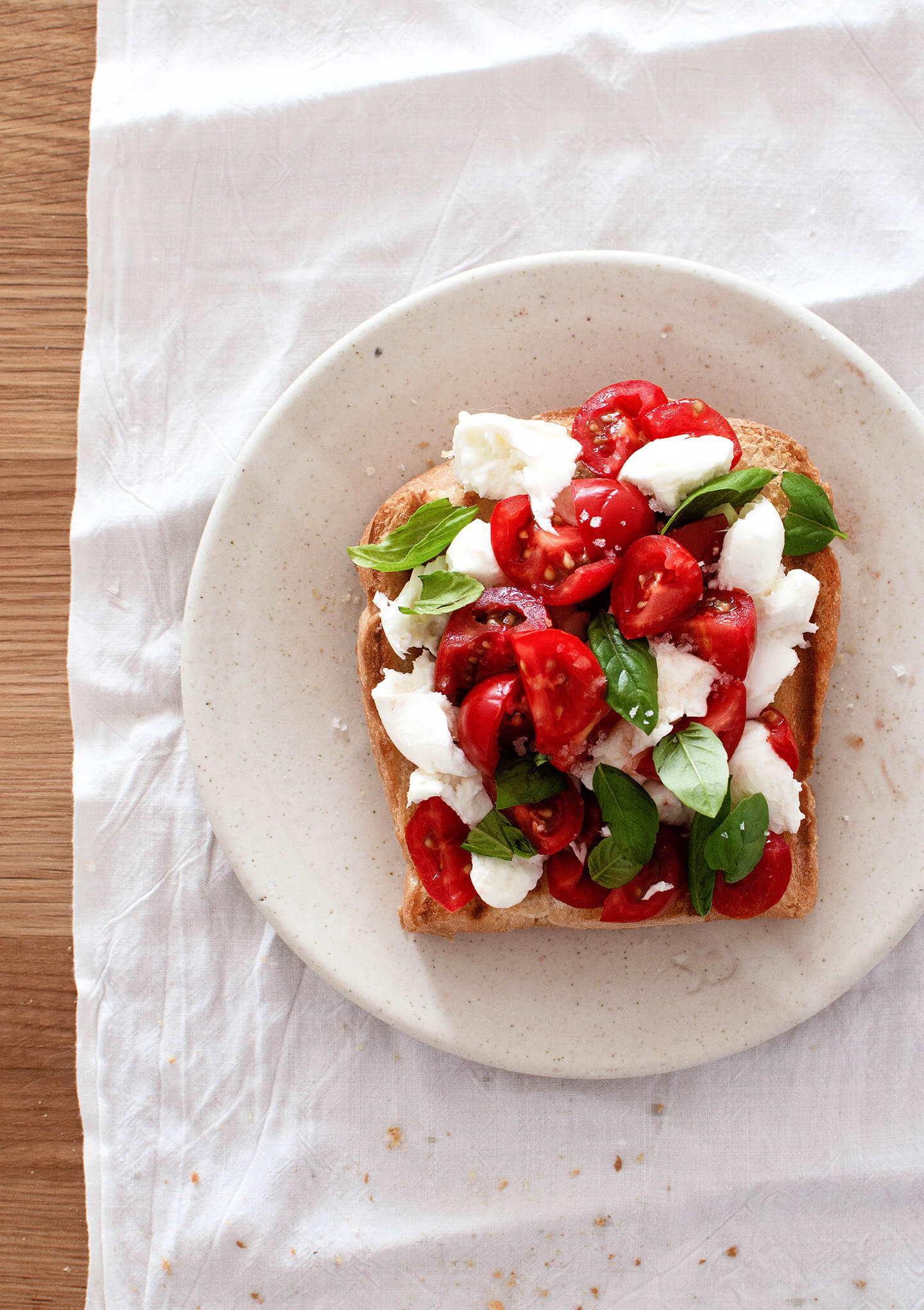 bruschetta-style tomato mozzarella toast makes the perfect breakfast or lunch! Made with fresh, sweet tomatoes and milky mozzarella, it is simple yet extremely satisfying!