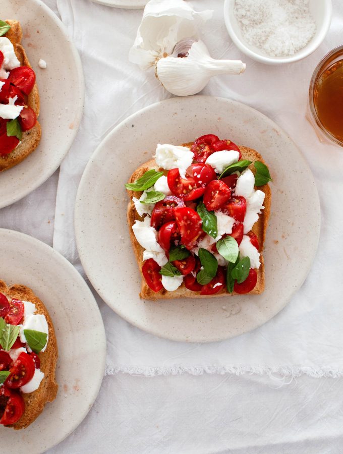 bruschetta-style tomato mozzarella toast makes the perfect breakfast or lunch! Made with fresh, sweet tomatoes and milky mozzarella, it is simple yet extremely satisfying!