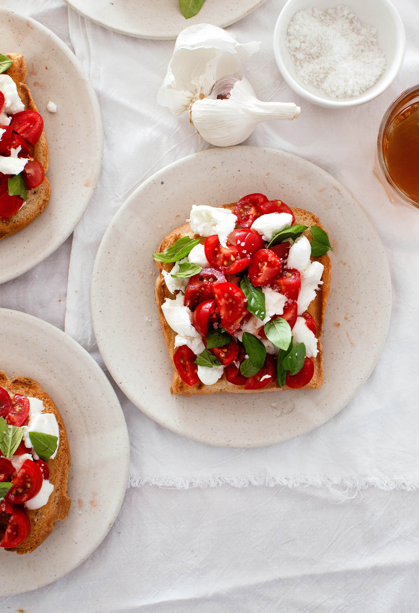 bruschetta-style tomato mozzarella toast makes the perfect breakfast or lunch! Made with fresh, sweet tomatoes and milky mozzarella, it is simple yet extremely satisfying!