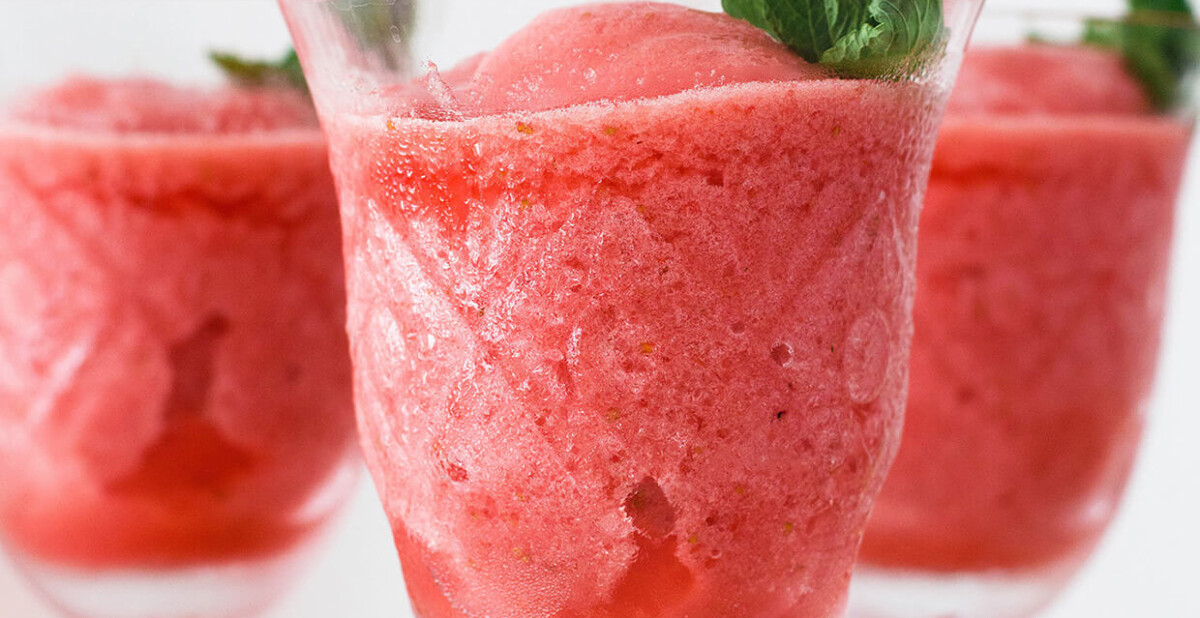 Lemon strawberry frosé (frozen rosé)